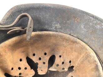 Luftwffe, Stahlhelm Modell 1942. Ungereinigtes Stück, in allen Teilen Original und zusammengehörig. NS62