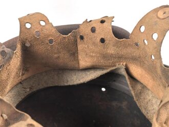 Luftwffe, Stahlhelm Modell 1942. Ungereinigtes Stück, in allen Teilen Original und zusammengehörig. NS62