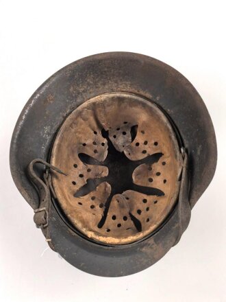 Luftwffe, Stahlhelm Modell 1942. Ungereinigtes Stück, in allen Teilen Original und zusammengehörig. NS62