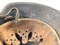Luftwffe, Stahlhelm Modell 1942. Ungereinigtes Stück, in allen Teilen Original und zusammengehörig. NS62