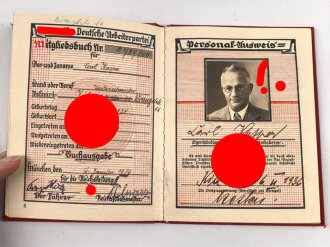 NSDAP Mitgliedsbuch eines Mannes aus Kiel. Ausgestellt 1936, Mitgliedsbeiträge von 1936 bis 1944, guter Zustand
