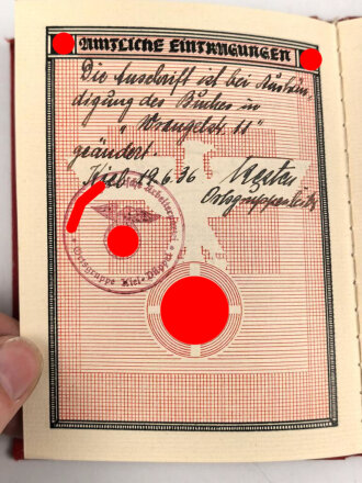 NSDAP Mitgliedsbuch eines Mannes aus Kiel. Ausgestellt 1936, Mitgliedsbeiträge von 1936 bis 1944, guter Zustand