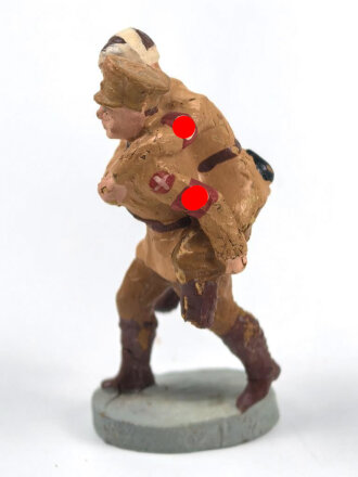 Massefigur 7cm, einen SA Mann mit Verwundetem darstellend. Original bemalt