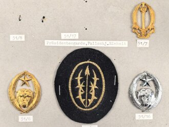 Zaire, Sammlung verschiedener Abzeichen, auf Karton getackert