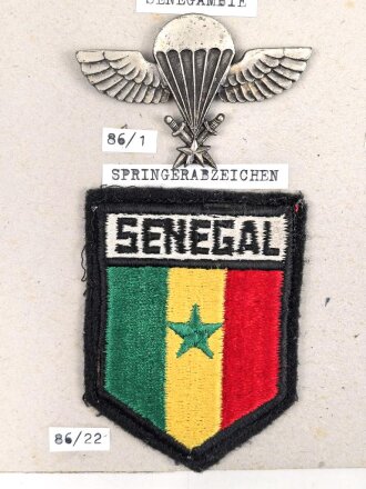 Afrika / Senegal, Sammlung verschiedener Abzeichen und Barettabzeichen, teils auf Karton geklebt