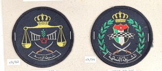 Jordanien, Sammlung Ärmelabzeichen, wohl meist Polizei, auf Karton getackert