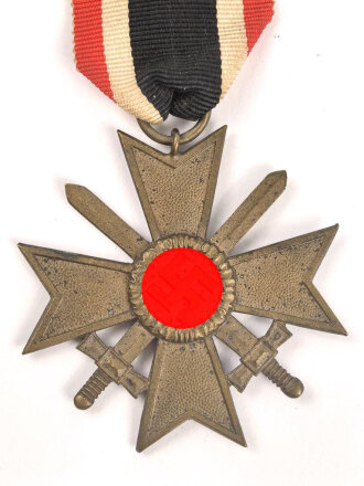 Kriegsverdienstkreuz 2. Klasse 1939 mit Schwertern am Band, Hersteller 19 im Bandring " E.Ferdinand Wiedmann, Frankfurt a. Main ", Buntmetall