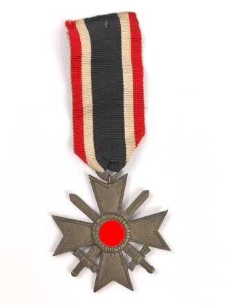 Kriegsverdienstkreuz 2. Klasse 1939 mit Schwertern am Band, Hersteller 19 im Bandring " E.Ferdinand Wiedmann, Frankfurt a. Main ", Buntmetall