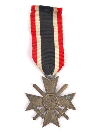 Kriegsverdienstkreuz 2. Klasse 1939 mit Schwertern am Band, Hersteller 19 im Bandring " E.Ferdinand Wiedmann, Frankfurt a. Main ", Buntmetall