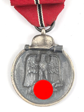 Medaille " Winterschlacht im Osten " mit Hersteller 65 im Bandring für " Klein & Quenzer A.G., Idar Oberstein "