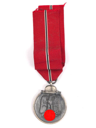 Medaille " Winterschlacht im Osten " mit Hersteller 65 im Bandring für " Klein & Quenzer A.G., Idar Oberstein "