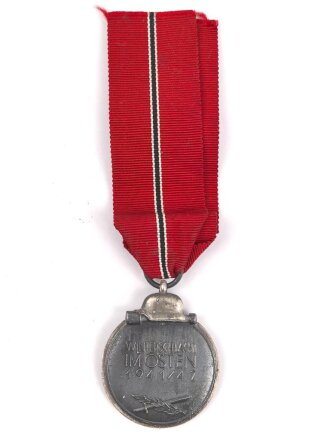 Medaille " Winterschlacht im Osten " mit Hersteller 65 im Bandring für " Klein & Quenzer A.G., Idar Oberstein "