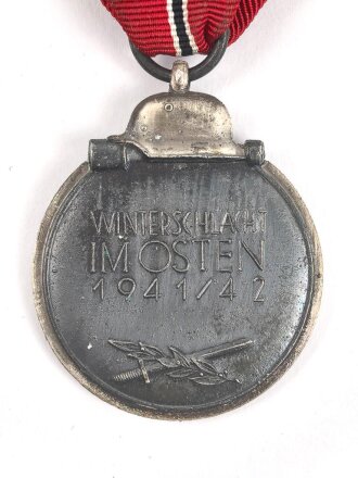 Medaille " Winterschlacht im Osten " mit Hersteller 65 im Bandring für " Klein & Quenzer A.G., Idar Oberstein "
