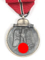 Medaille " Winterschlacht im Osten " mit Hersteller 65 im Bandring für " Klein & Quenzer A.G., Idar Oberstein "