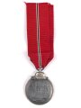 Medaille " Winterschlacht im Osten " mit Hersteller 65 im Bandring für " Klein & Quenzer A.G., Idar Oberstein "