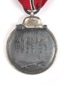 Medaille " Winterschlacht im Osten " mit Hersteller 65 im Bandring für " Klein & Quenzer A.G., Idar Oberstein "