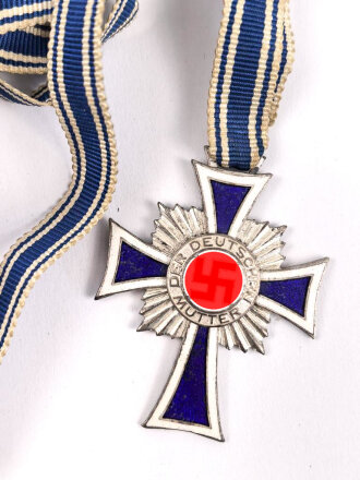 Ehrenkreuz der Deutschen Mutter ( Mutterkreuz ) in Silber am langem Band