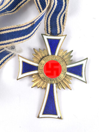 Ehrenkreuz der Deutschen Mutter ( Mutterkreuz ) in Gold am langem Band, Emaille am unten ende des Kreuz beschädigt