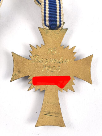 Ehrenkreuz der Deutschen Mutter ( Mutterkreuz ) in Gold am langem Band, Emaille am unten ende des Kreuz beschädigt
