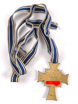 Ehrenkreuz der Deutschen Mutter ( Mutterkreuz ) in Gold am langem Band, Emaille am unten ende des Kreuz beschädigt