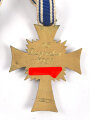 Ehrenkreuz der Deutschen Mutter ( Mutterkreuz ) in Gold am langem Band, Emaille am unten ende des Kreuz beschädigt