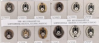 Deutschland nach 1945, Deutscher Schützenbund, 29 Abzeichen auf Karton geklebt