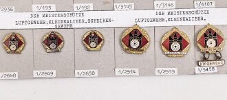 Deutschland nach 1945, Deutscher Schützenbund, 29 Abzeichen auf Karton geklebt