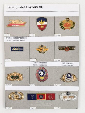 Taiwan, Sammlung 12 Metallabzeichen verschiedener...