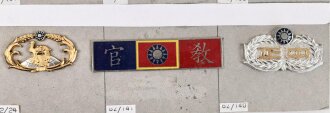 Taiwan, Sammlung 12 Metallabzeichen verschiedener Einheiten, auf Karton gepint