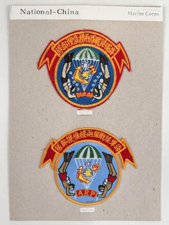 Taiwan, Sammlung 2 Abzeichen der Marine Corps, auf Karton getackert