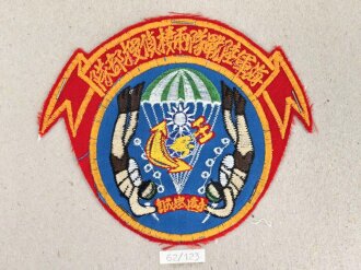 Taiwan, Sammlung 2 Abzeichen der Marine Corps, auf Karton getackert