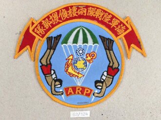 Taiwan, Sammlung 2 Abzeichen der Marine Corps, auf Karton getackert