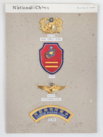 Taiwan, Sammlung 4 Abzeichen der Marine Corps, auf Karton getackert