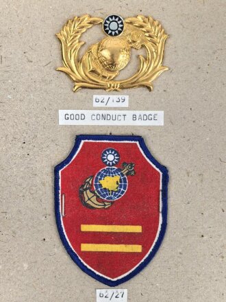 Taiwan, Sammlung 4 Abzeichen der Marine Corps, auf Karton getackert