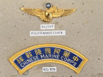 Taiwan, Sammlung 4 Abzeichen der Marine Corps, auf Karton getackert