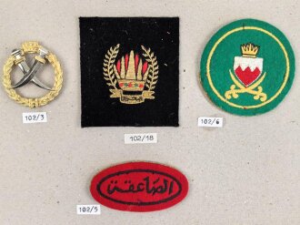 Bahrain, Sammlung 6 Abzeichen Marine, auf Karton getackert