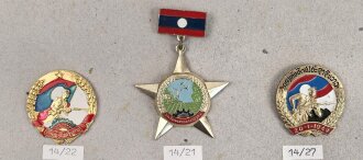 Laos, Sammlung 5 Metallabzeichen der Luftwaffe, auf Karton geklebt