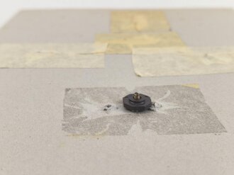 Laos, Sammlung 5 Metallabzeichen der Luftwaffe, auf Karton geklebt
