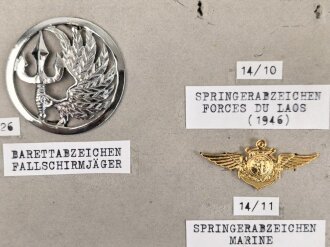 Laos, Sammlung 5 Abzeichen der Luftwaffe, auf Karton geklebt