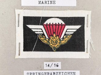 Laos, Sammlung 5 Abzeichen der Luftwaffe, auf Karton geklebt