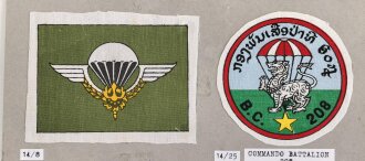 Laos, Sammlung 5 Abzeichen der Luftwaffe, auf Karton geklebt