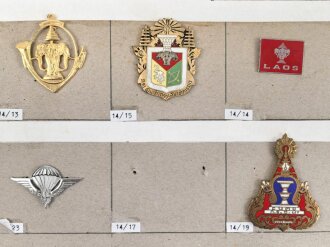 Laos, Sammlung 7 Abzeichen der Luftwaffe, auf Karton geklebt