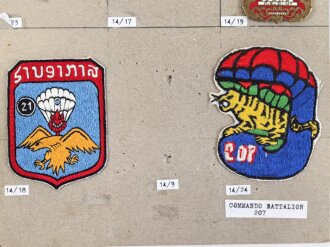 Laos, Sammlung 7 Abzeichen der Luftwaffe, auf Karton geklebt