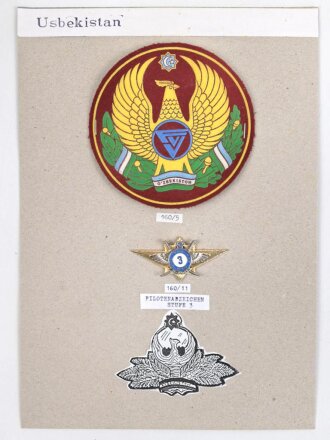 Usbekistan, Sammlung 2 Abzeichen der Luftwaffe, auf Karton getackert