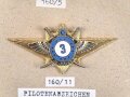 Usbekistan, Sammlung 2 Abzeichen der Luftwaffe, auf Karton getackert