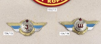 Kasachstan, Sammlung 4 Abzeichen der Luftwaffe, auf Karton getackert