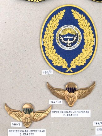 Kirgisien, Sammlung 5 Abzeichen der Luftwaffe und Polizei, auf Karton getackert