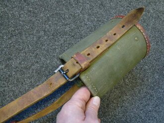 Kappenbehälter zum Scherenfernrohr Dreibein Wehrmacht,z.T. überlackiertes Stück in sehr  gutem Zustand