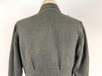 Heer, Feldbluse für Mannschaften Modell 1943. Kammerstück aus italienischem Tuch . Die Kragenspiegel höchstwahrscheinlich original vernäht, der Brustadler ergänzt. Stark getragenes Stück mit diversen älteren Reparaturstellen.