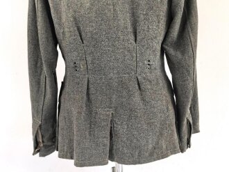 Heer, Feldbluse für Mannschaften Modell 1943. Kammerstück aus italienischem Tuch . Die Kragenspiegel höchstwahrscheinlich original vernäht, der Brustadler ergänzt. Stark getragenes Stück mit diversen älteren Reparaturstellen.